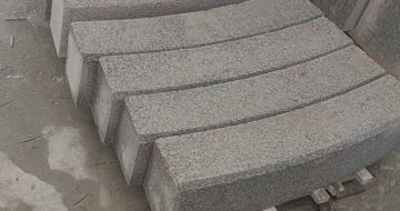 青岛芝麻白弧形路牙石