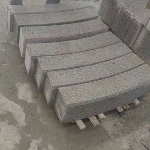 青岛芝麻白弧形路牙石