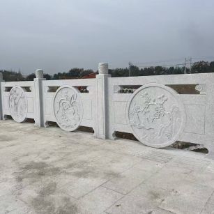 青岛芝麻白河道栏杆 石材栏杆