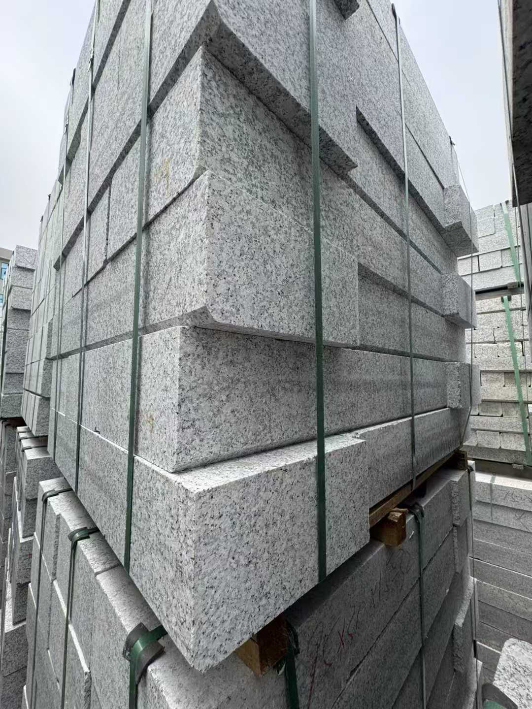 青岛芝麻白路牙石 马路牙子