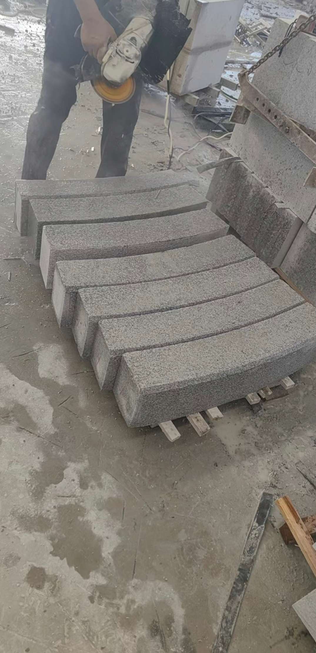 青岛芝麻白弧形路牙石